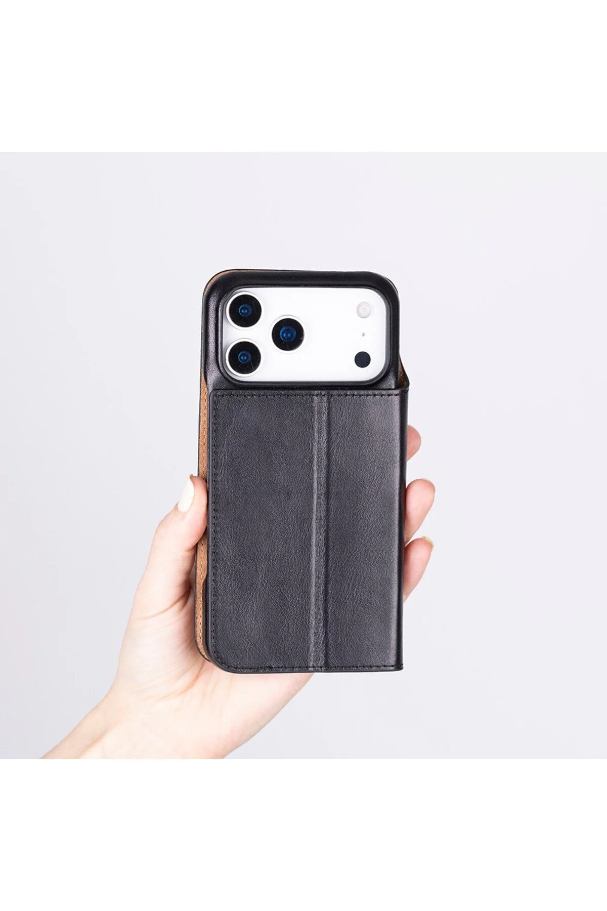 کاور و قاب برای APPLE IPHONE 17 PRO چرم اصل دست ساز باریک با کیف پول سازگار گاوصندوق MAG سطح داخلی Plm