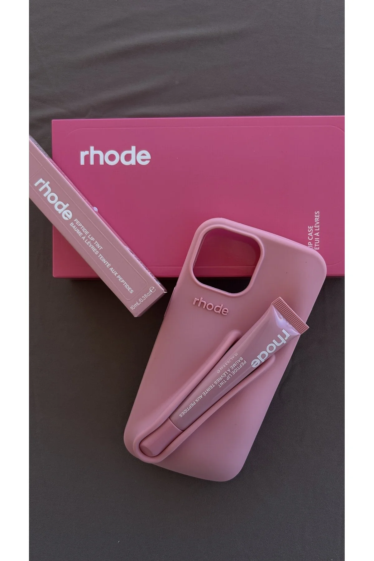 کاور و قاب کیف RHODE POWDER PINK + رژ لب سازگار با آیفون 13 14 15 StoreCase