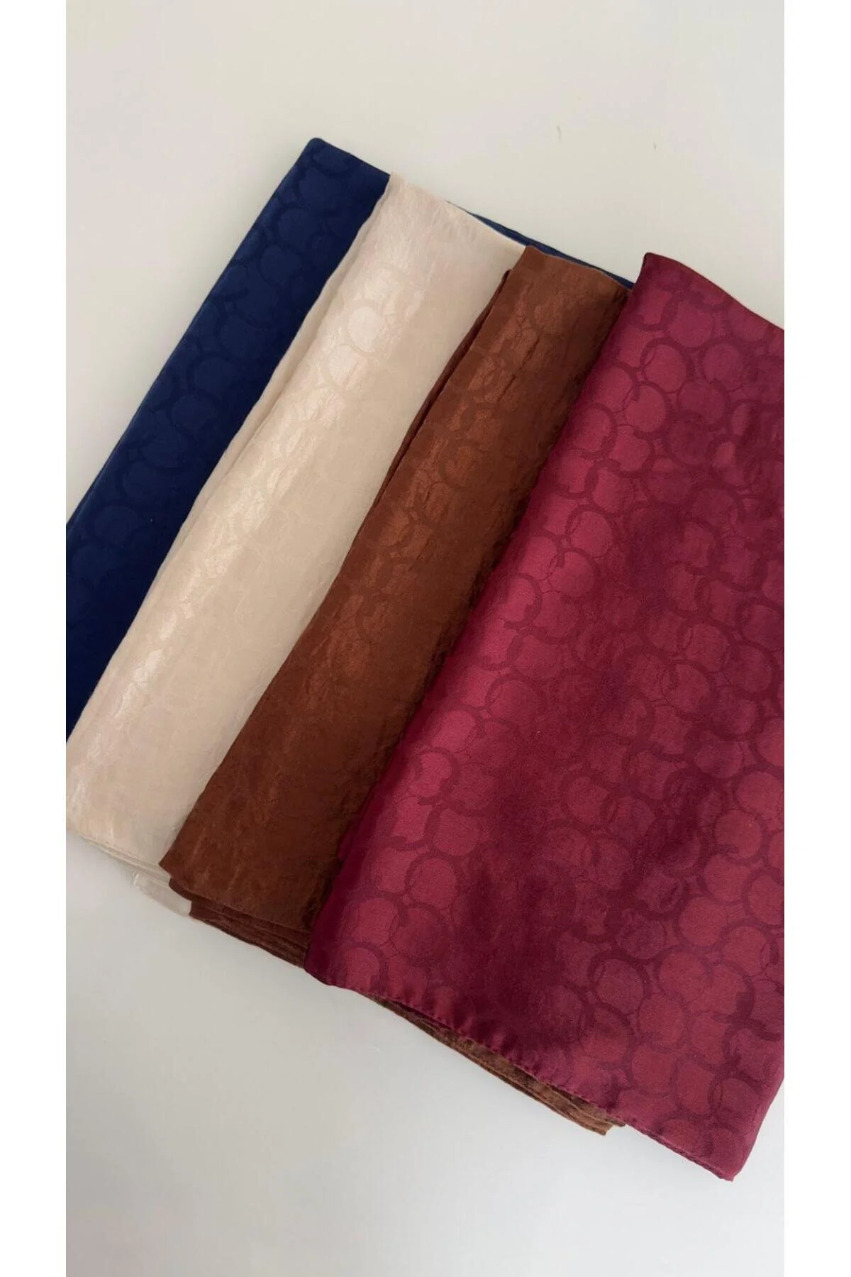شال مدل انگشتر ژاکارد ایتالیایی حجاب کلارت قرمز Modechic Collection