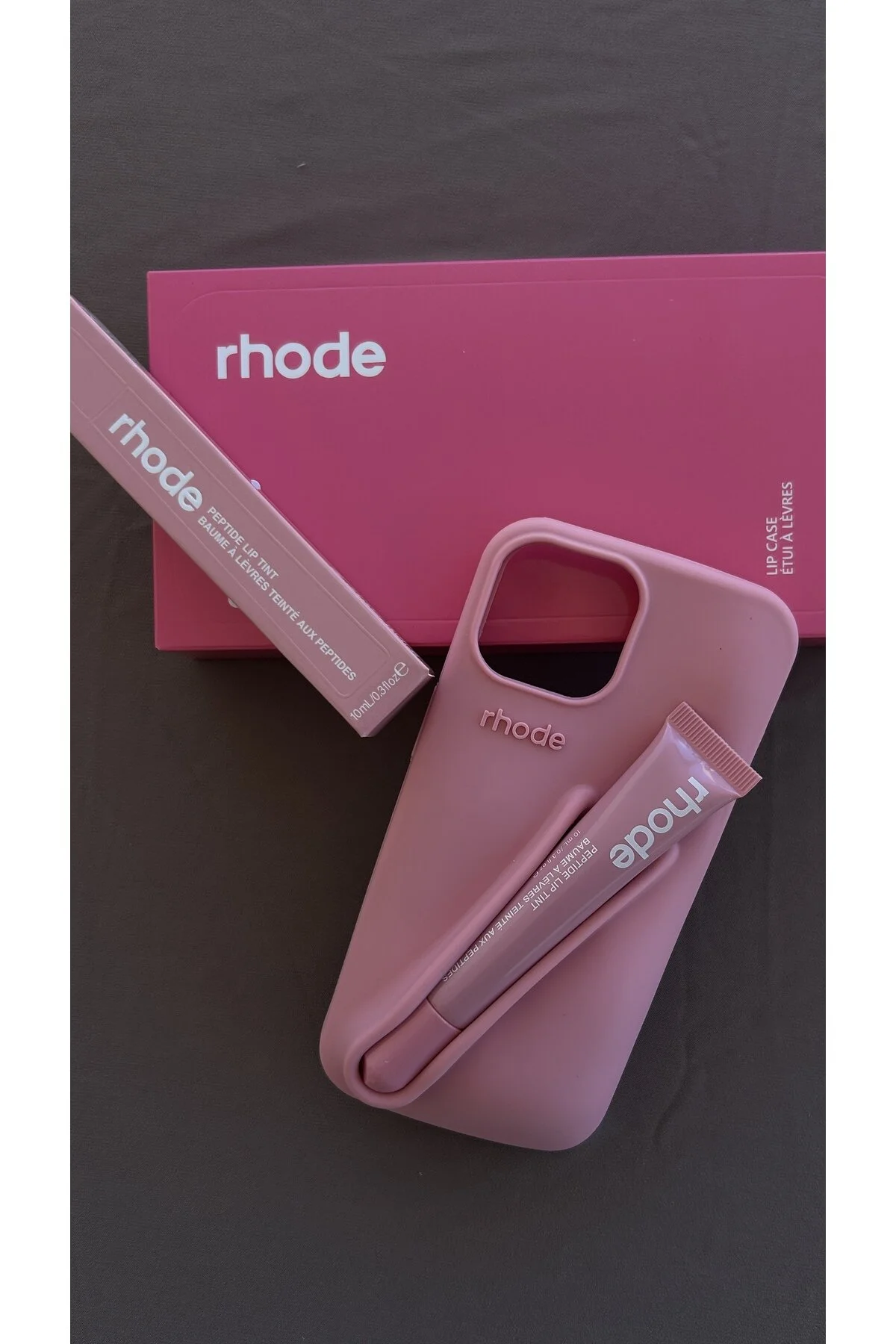 کاور و قاب کیف RHODE POWDER PINK + رژ لب سازگار با آیفون 13 14 15 StoreCase