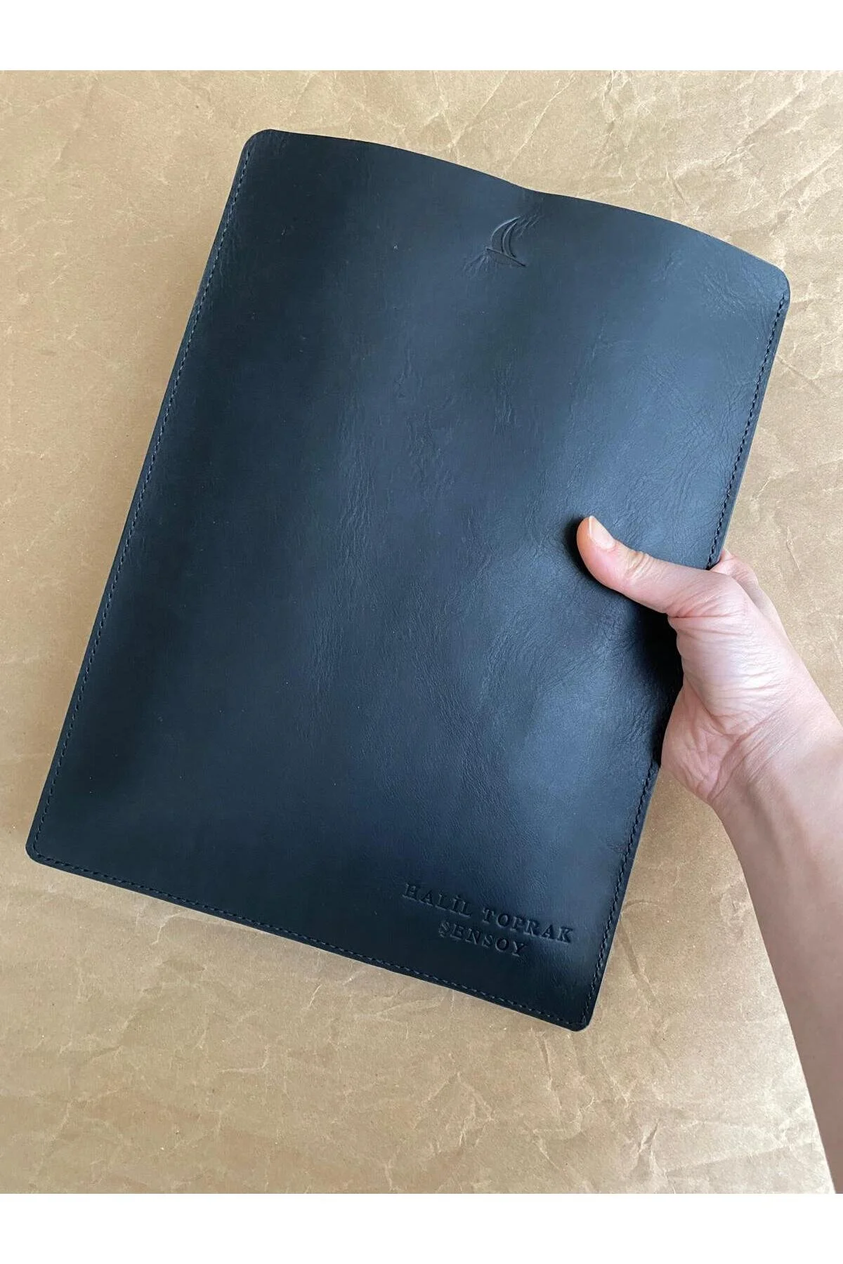 کیف لپ تاپ و اسناد ما نام را می نویسیم مک بوک رایانه تبلت چرم دست ساز ALESTA LEATHER