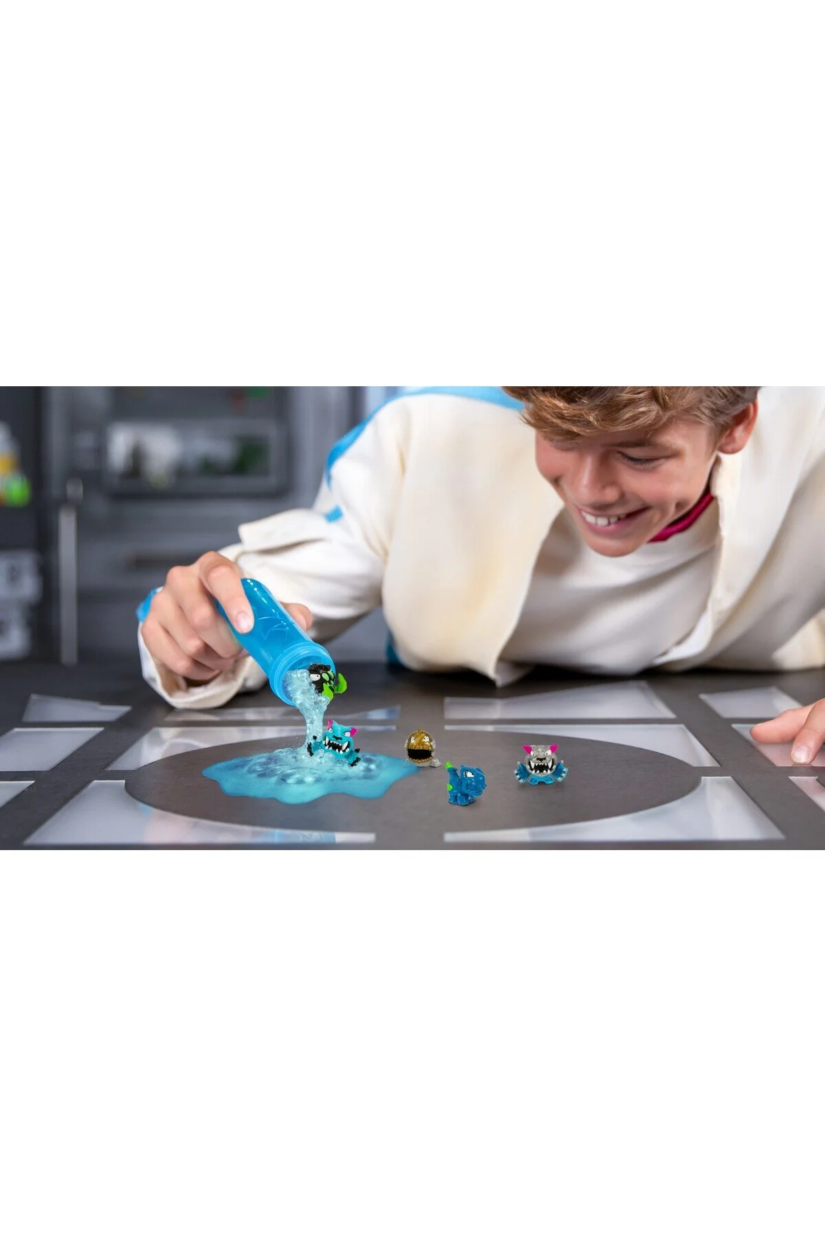 اسباب بازی های فیگور دیگر مجموعه آزمایشی MRBEAST LAB SWARMS شامل 5 شگفت انگیز ADD WATER SHAKE MR BEAST COLLECTION 2.5CM TOYFEST