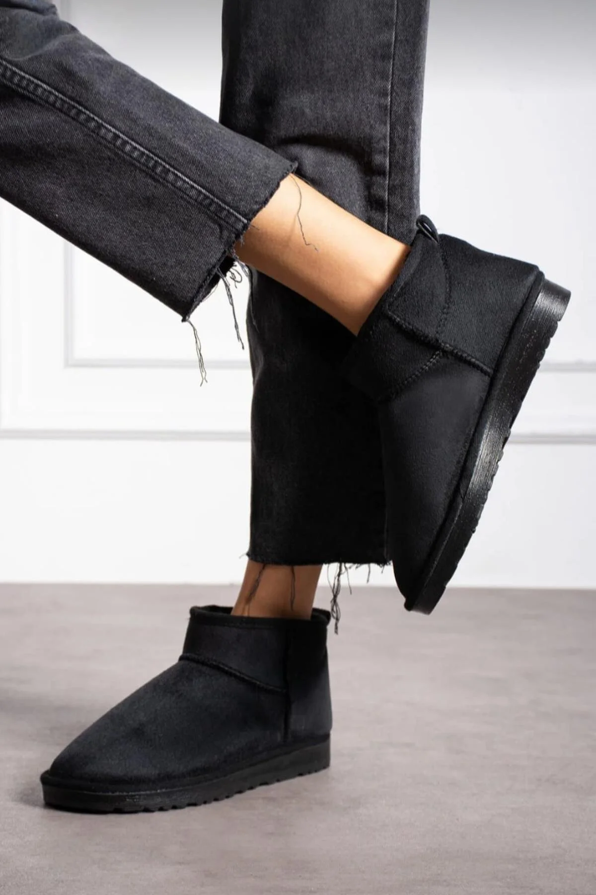 چکمه و بوت های زمستانی مینی جیر زنانه با کف نازک neon shoes