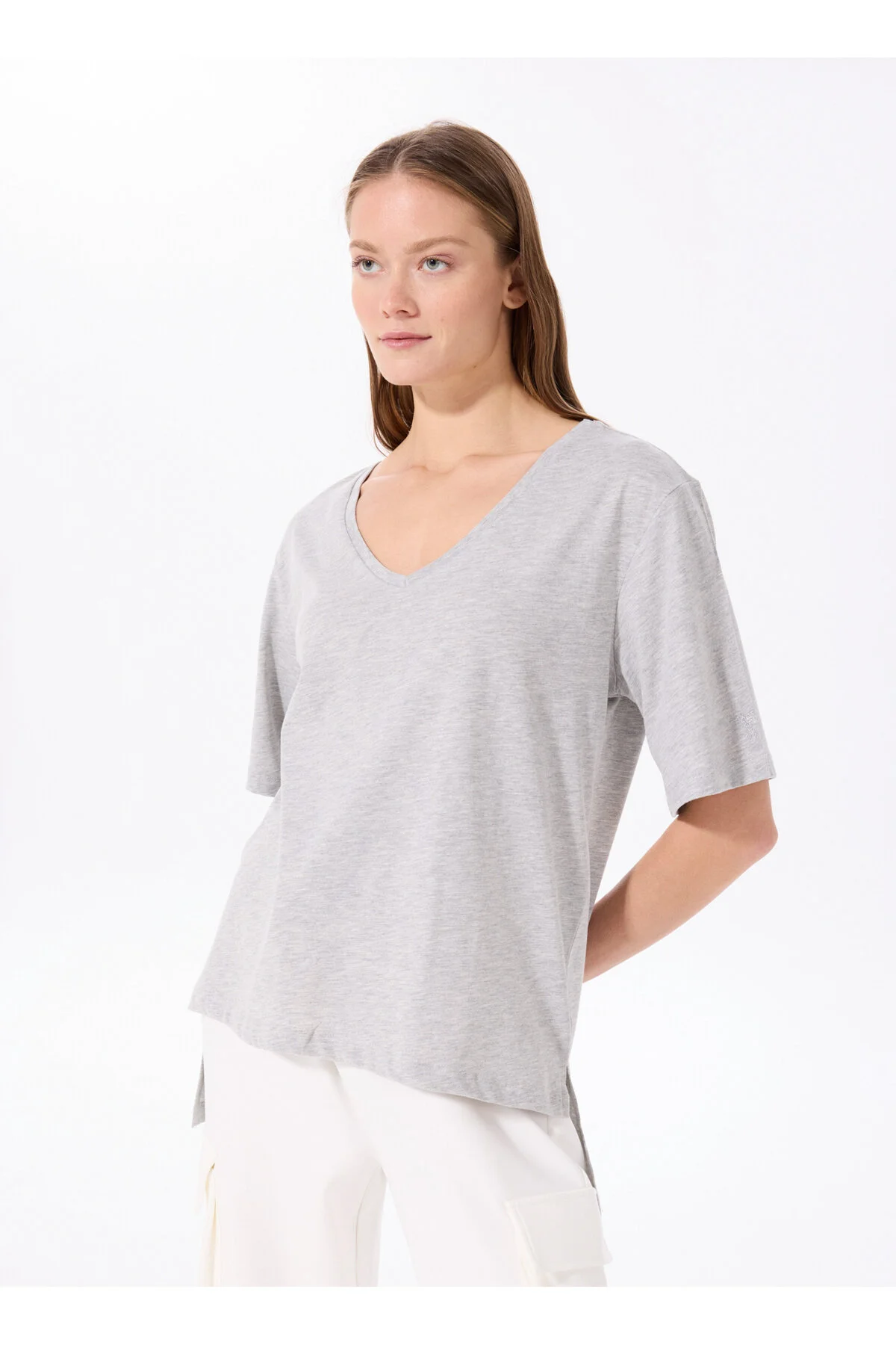 تی‌شرت زنانه Talita با یقه V و رنگ گریز ملانژ، برش Oversize Fabrika