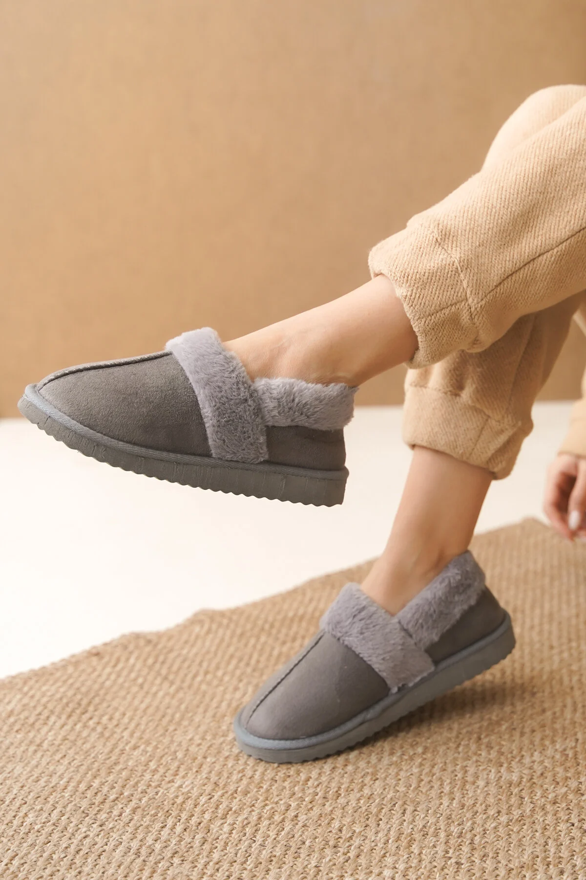 دمپایی خاکستری زنانه خانه خزدار کاپون اوت فیترز Capone Outfitters