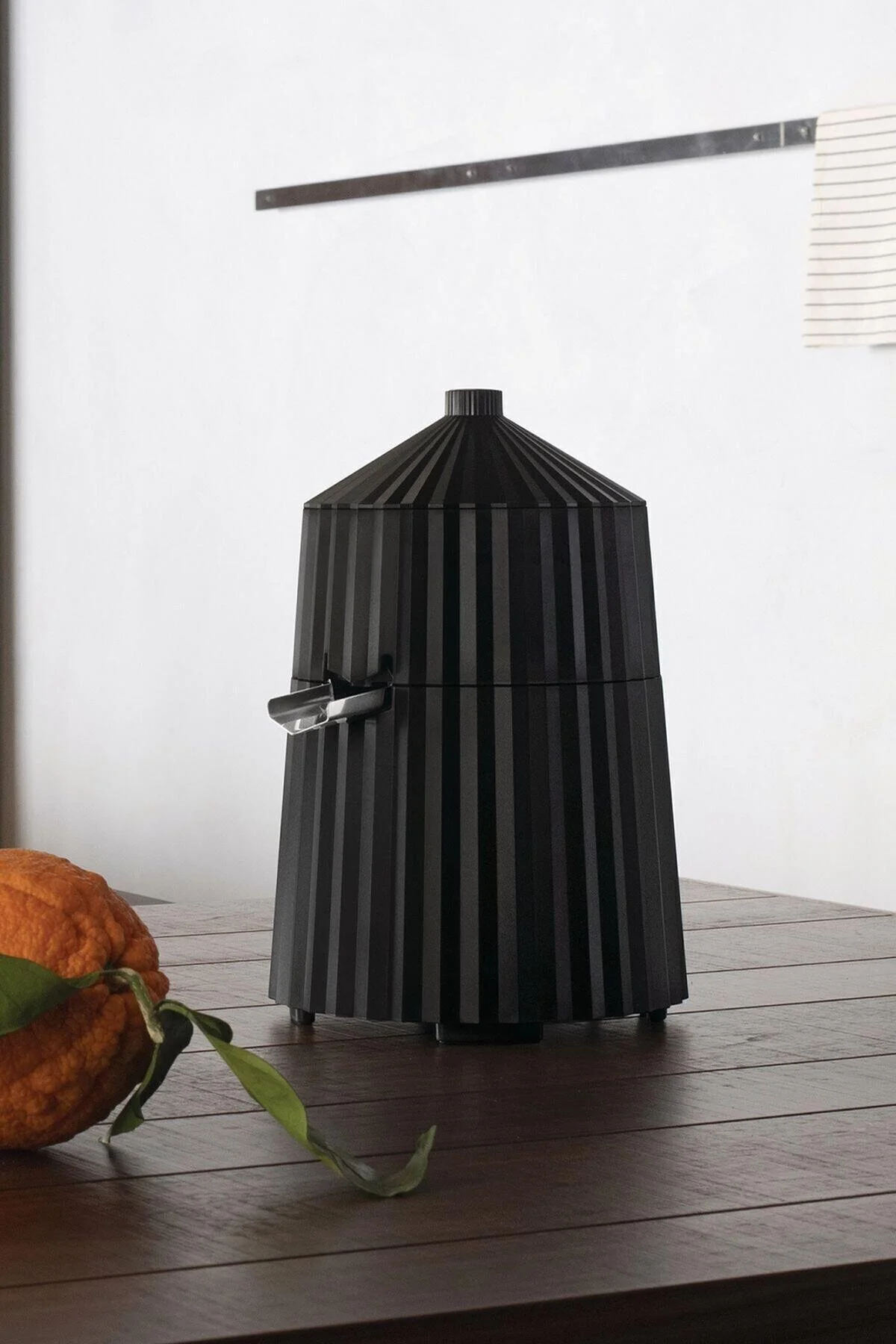 آب میوه و سبزی گیری سیاه مرکبات Plisse را فشار می دهد  Alessi
