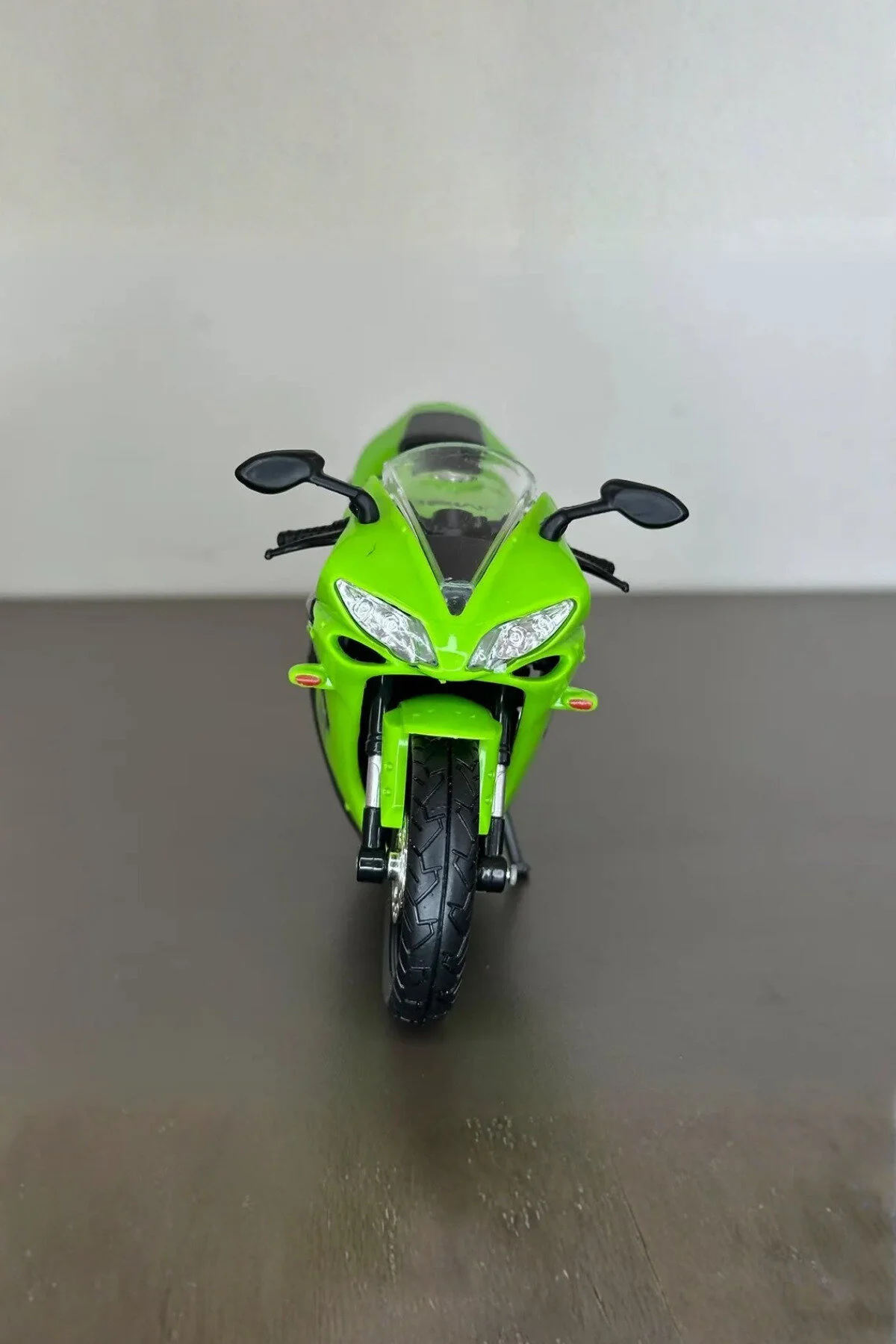 ماشین اسباب بازی موتورسیکلت یاماها YZF R1 مدل سبز 1:12 در مقیاس با جزئیات دقیق craftivio