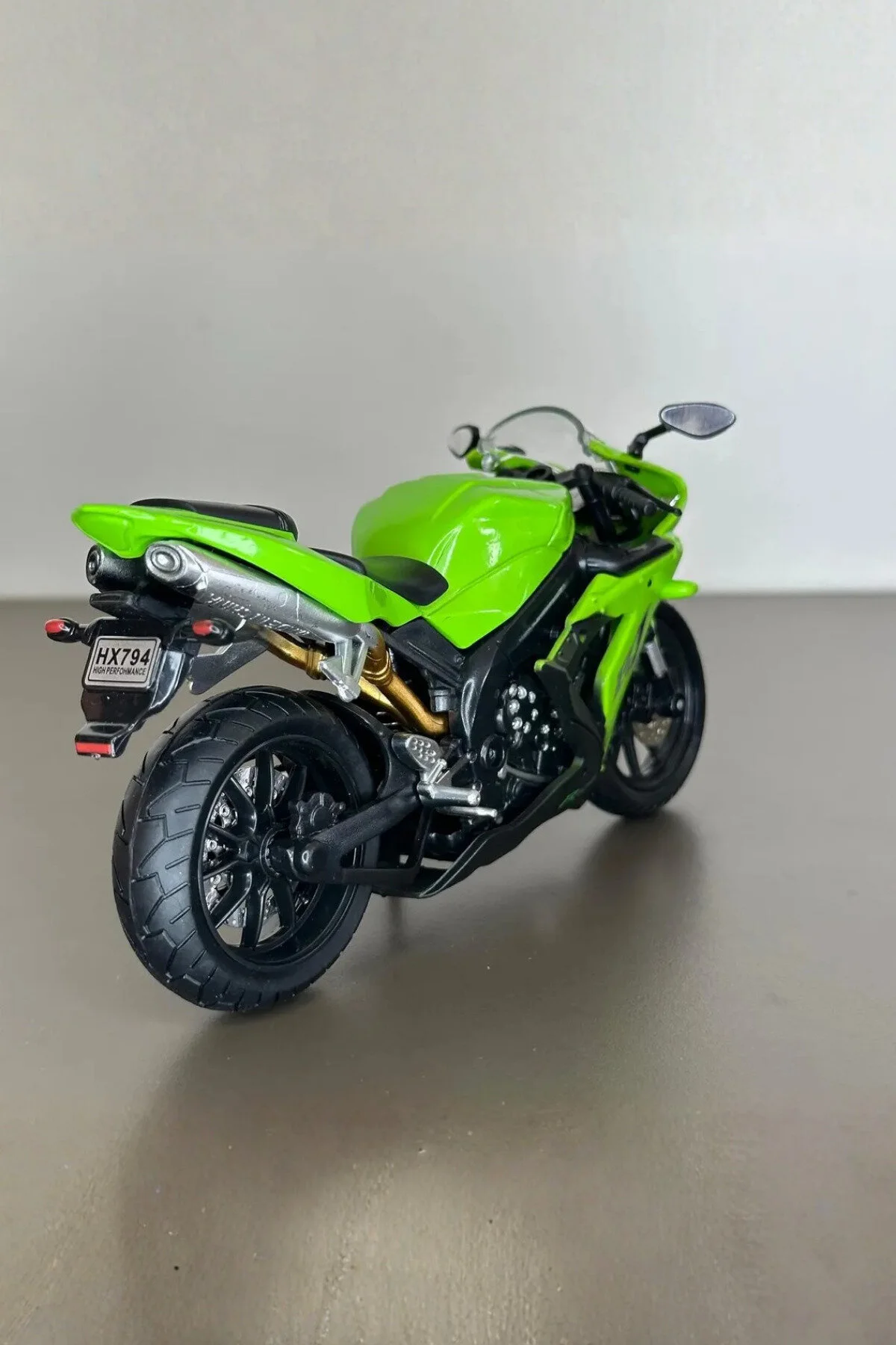 ماشین اسباب بازی موتورسیکلت یاماها YZF R1 مدل سبز 1:12 در مقیاس با جزئیات دقیق craftivio