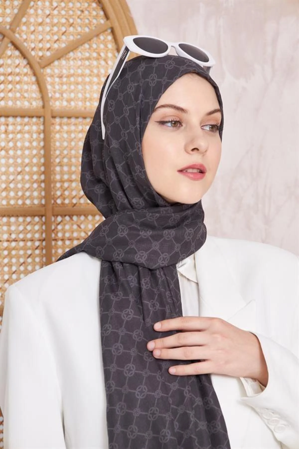 شال خاکستری زنانه مونوگرام 913 دود اورجینال Aker
