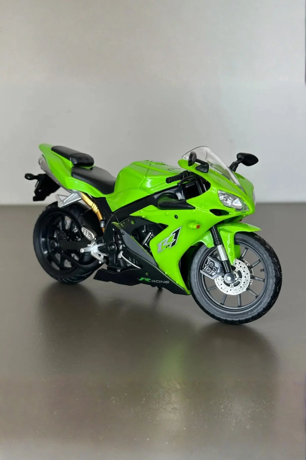 ماشین اسباب بازی موتورسیکلت یاماها YZF R1 مدل سبز 1:12 در مقیاس با جزئیات دقیق craftivio