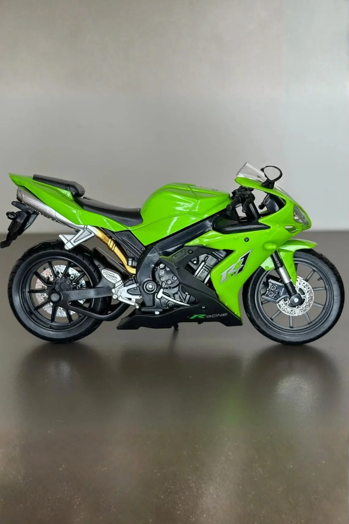 ماشین اسباب بازی موتورسیکلت یاماها YZF R1 مدل سبز 1:12 در مقیاس با جزئیات دقیق craftivio
