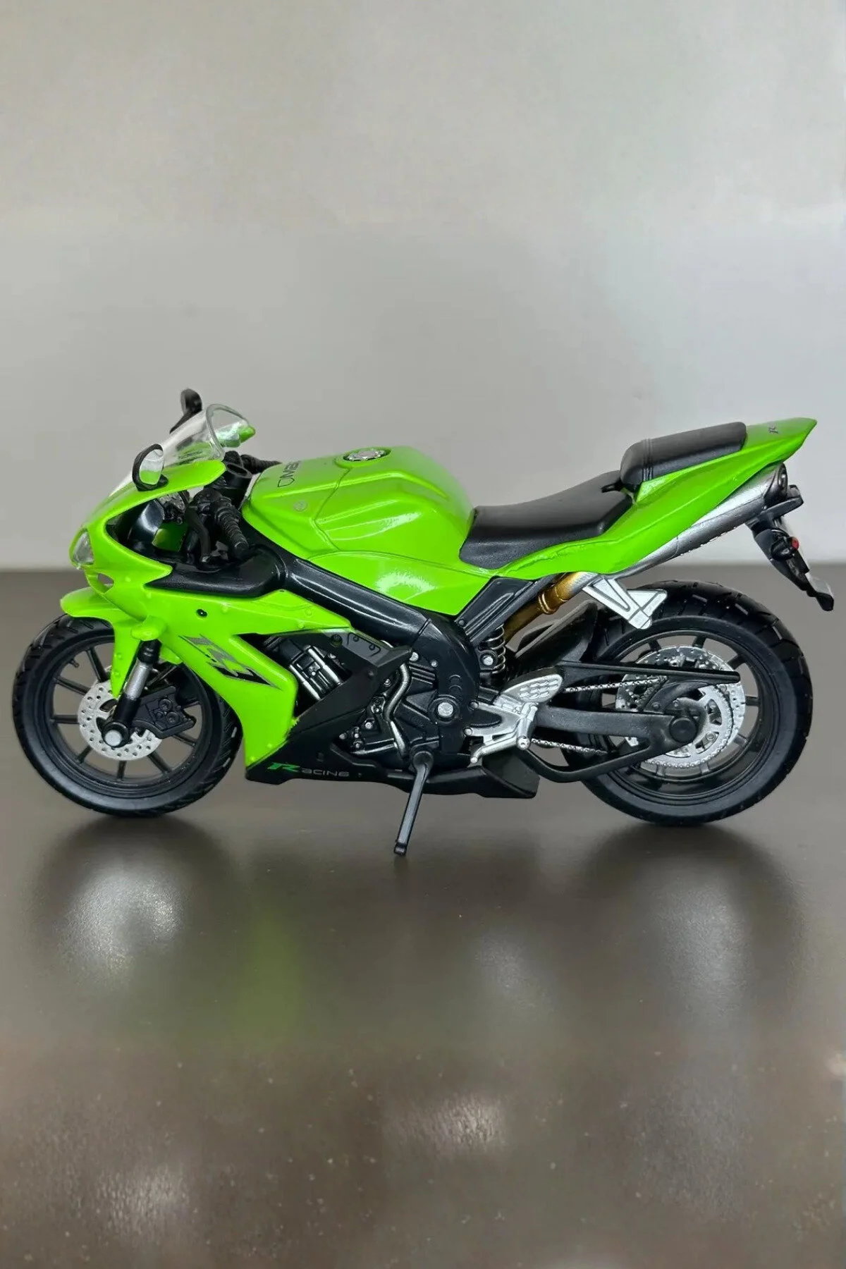 ماشین اسباب بازی موتورسیکلت یاماها YZF R1 مدل سبز 1:12 در مقیاس با جزئیات دقیق craftivio