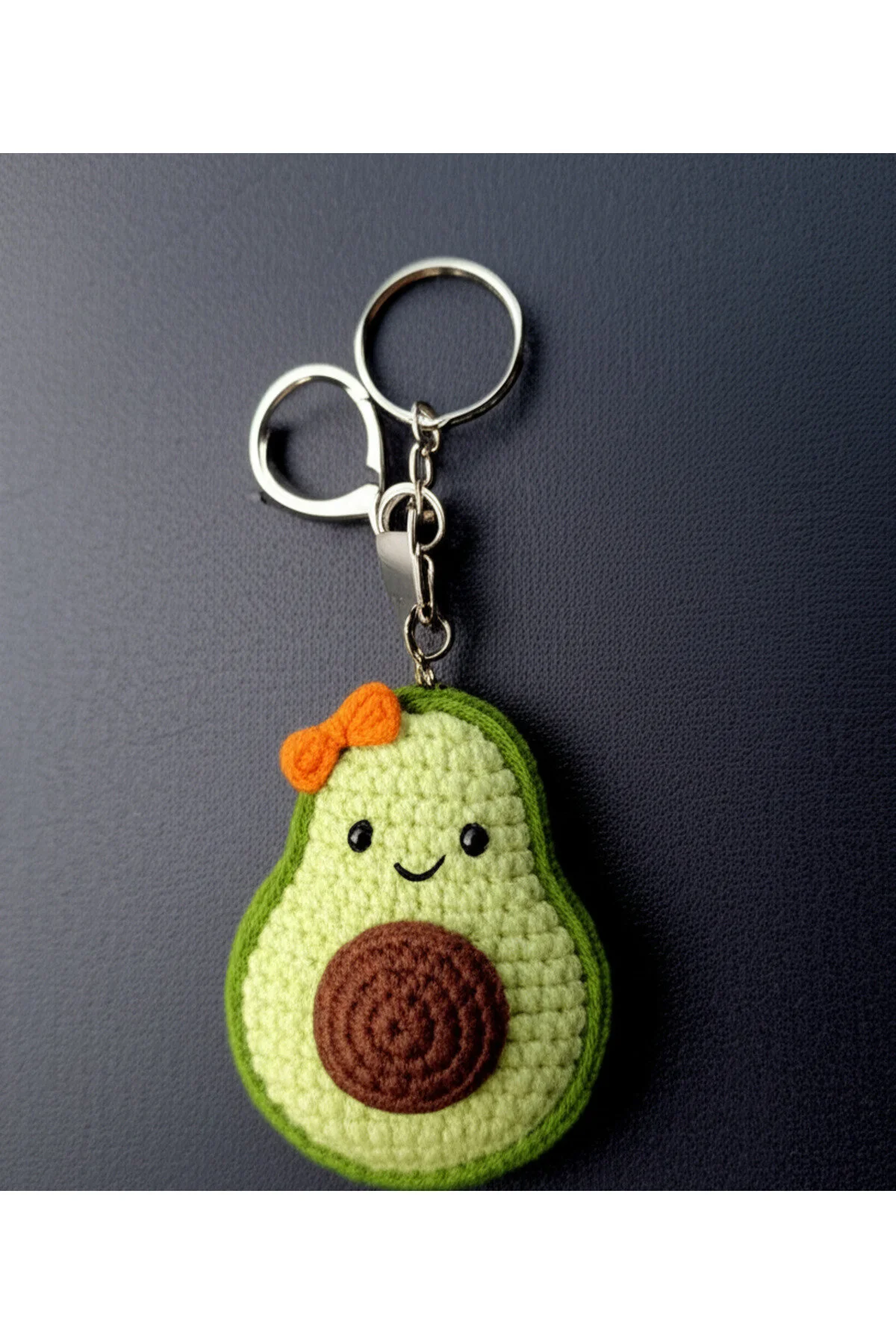 جلیقه کلید جاکلیدی آووکادو آمیگورومی دست ساز – اکسسوری بافتنی زیبا کیف و زیور ماشین CraftyCorner