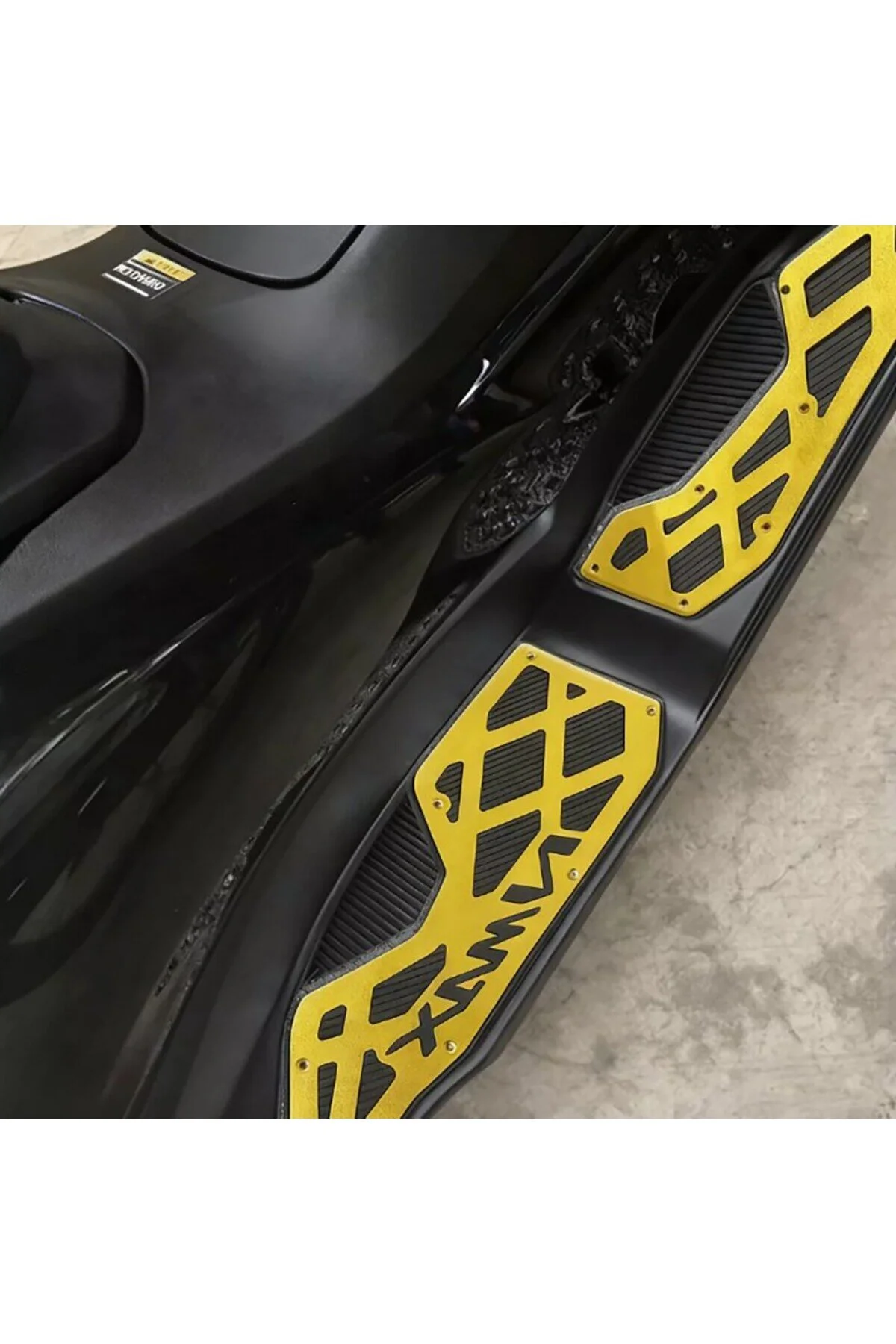 پد پای موتورسیکلت زرد رنگ مدل Nmax Techmax 125/155 مناسب برای سال‌های 2025-2026 YSGMOTOPARTS