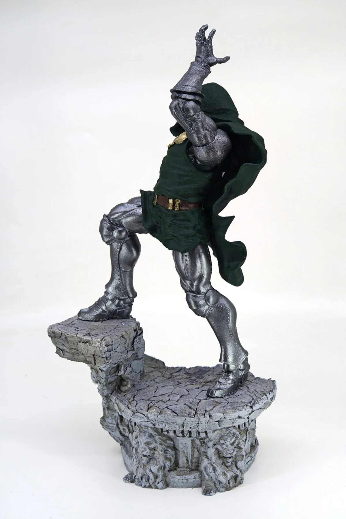 فیگور شکل DOCTOR DOOM 31 سانتی متر Hunga