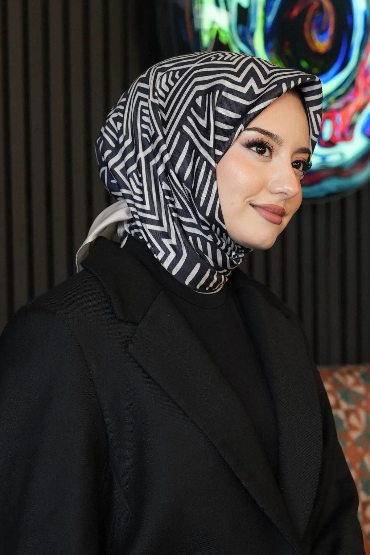 روسری چند رنگ الگوی هندسی پنبه سیاه AFVENTE