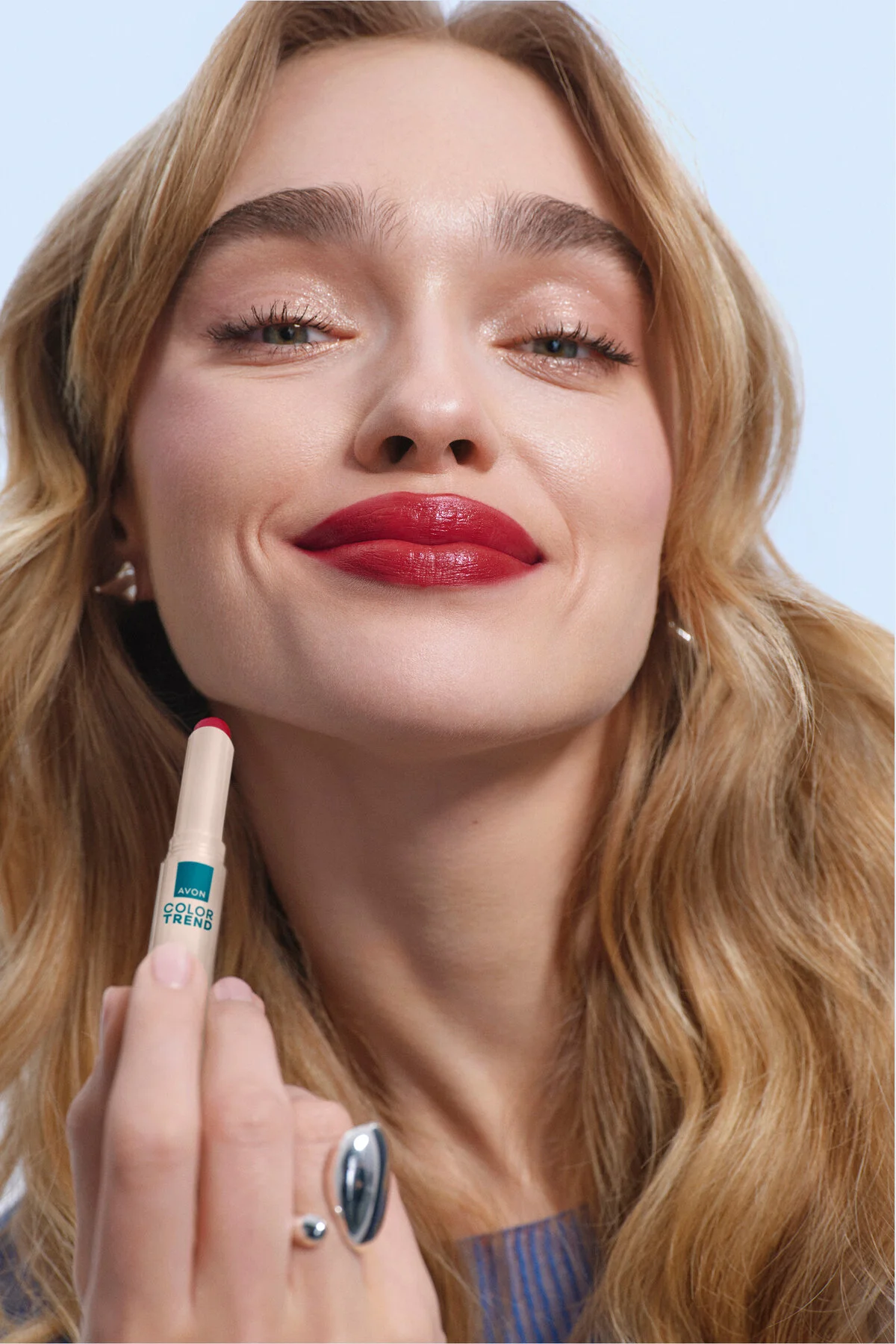 رژ لب استایلوی آوان رنگ قرمز شاداب با کیفیت بالا آون Avon