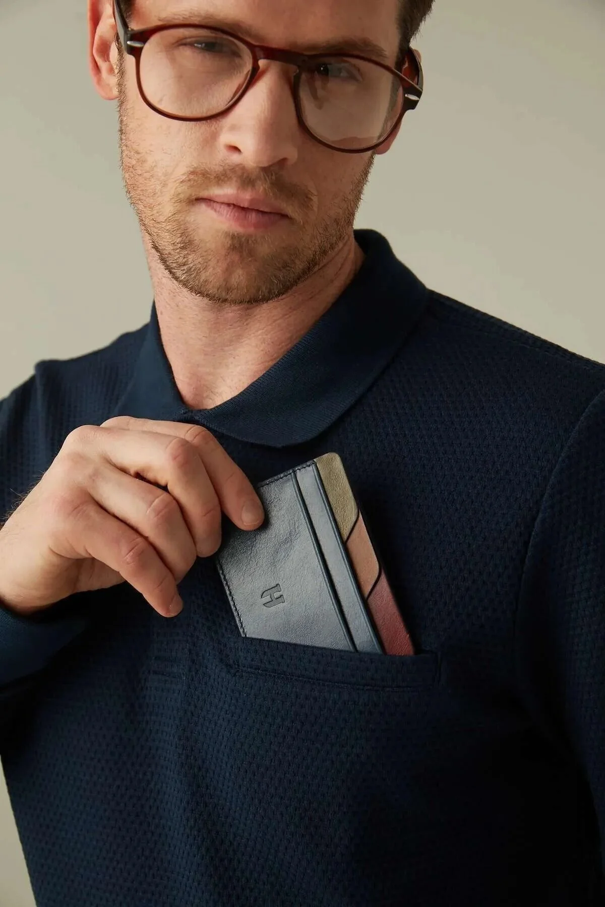 کیف کارت‌ مردانه چرمی لاجوردی التون با طراحی نازک، چندبخشی و محافظ RFID HELMBROOK