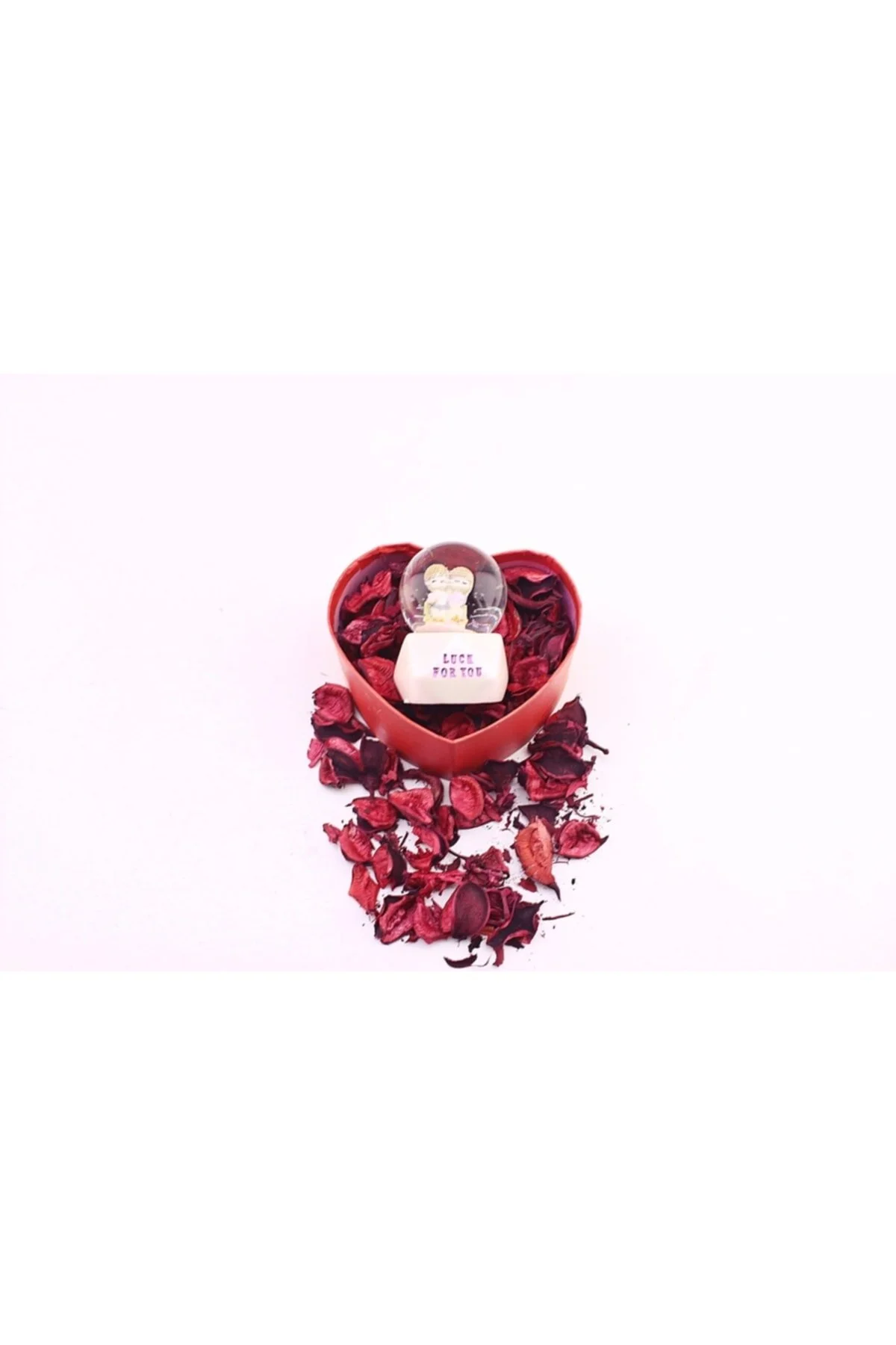گوی برفی زوج هایی که مینی گلوب طرح دار را در جعبه قلب به اندازه 6.5 سانتی متر آغوش گرفته اند از ترکیه HediyeFilesi