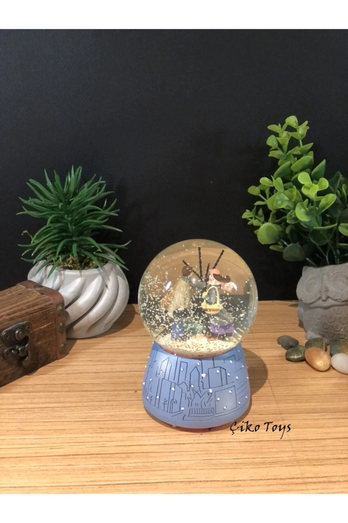 گوی برفی WINTER TALE ROMANTIC LOVERS SNOW GLOBE با موسیقی و نور اندازه متوسط از ترکیه Lapidaria