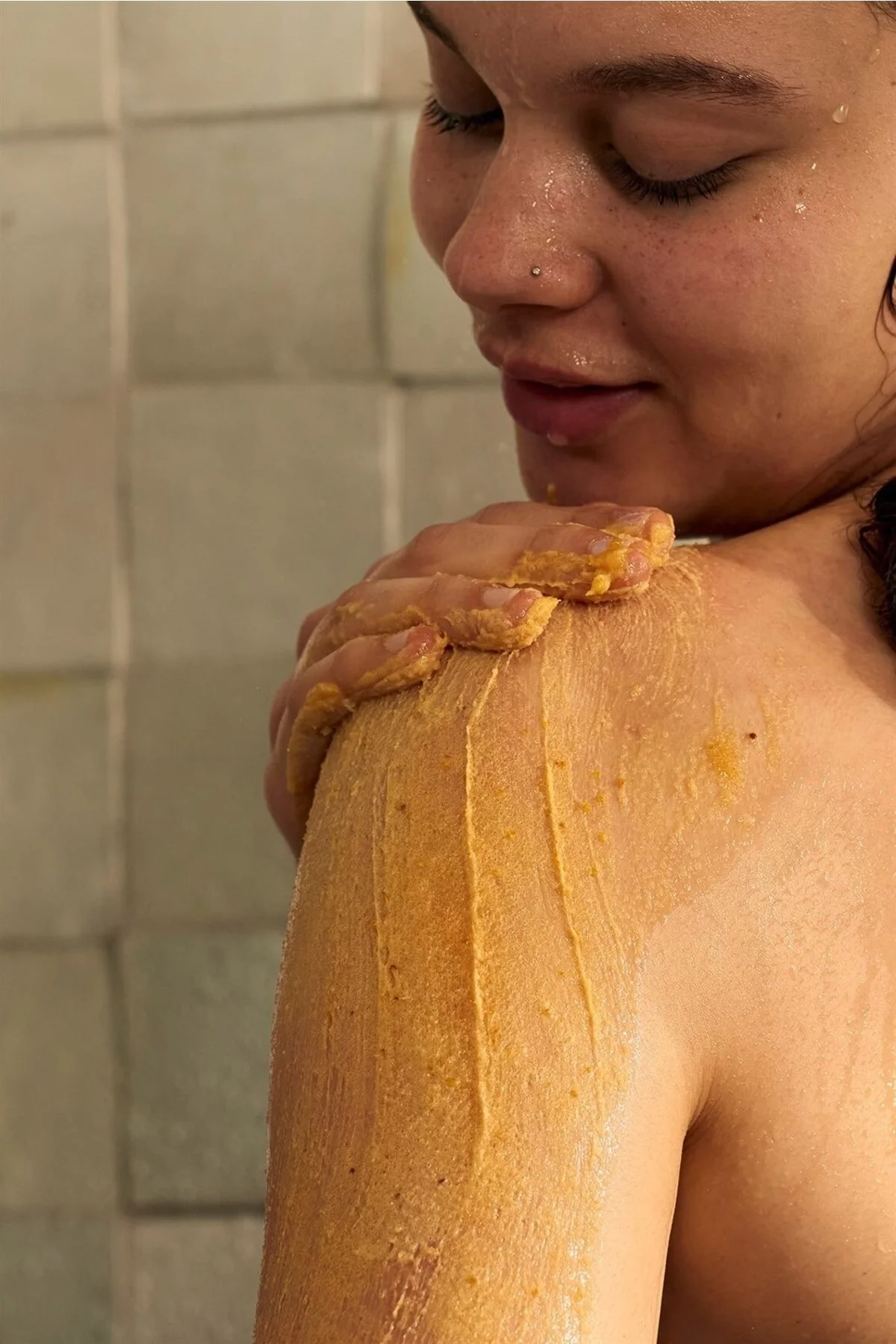 THE BODY SHOP پوستهبرداری بدن نارنگی ادویهای