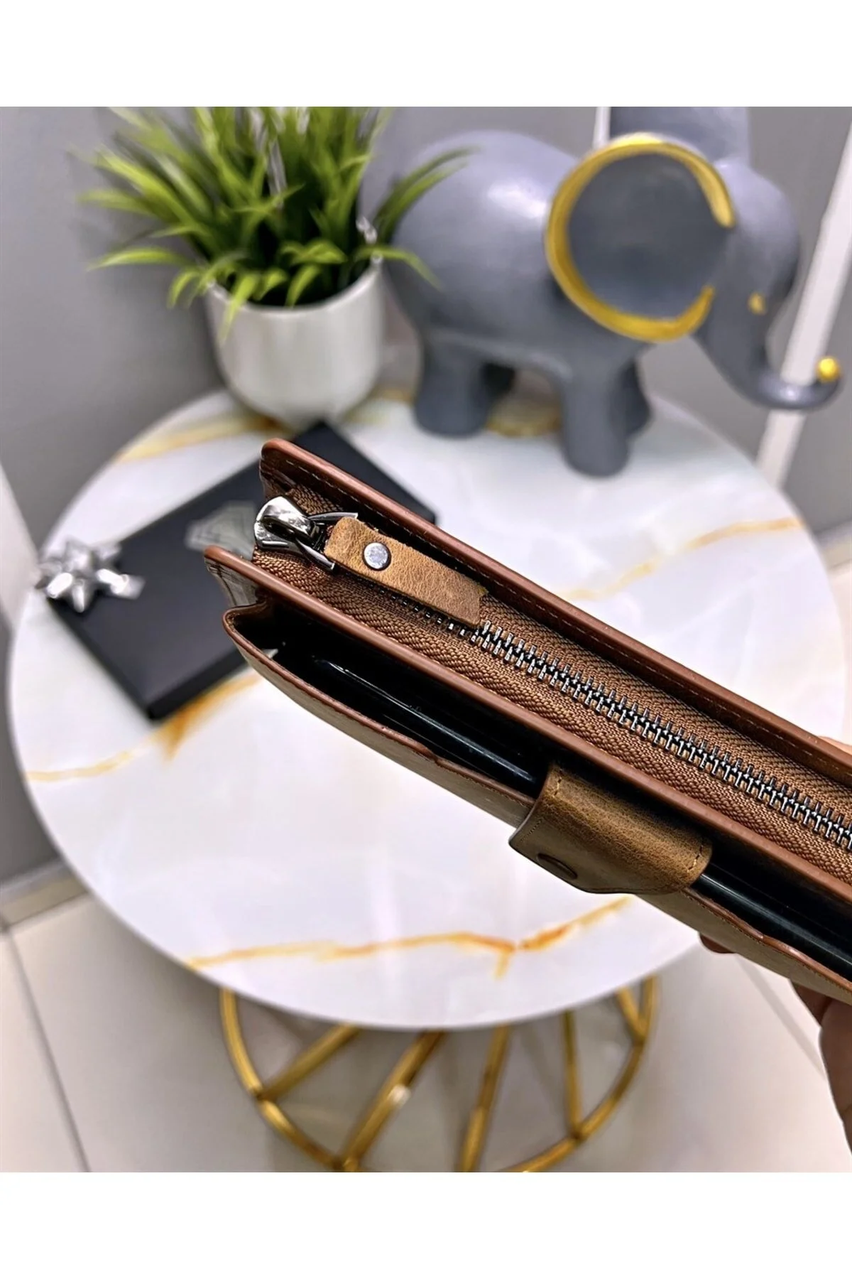 کیف پول مردانه چرم بلند رنگ قهوه ای با دسته و محفظه تلفن 2040 Fil Deri