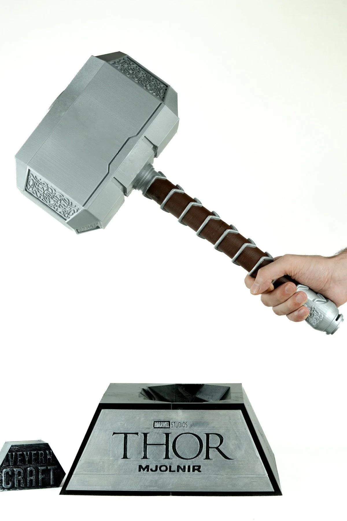 فیگور THOR'S HAMMER MJOLNIR AND STAND MARVEL THOR 48 CM 14 TOTAL 62 شکل سه بعدی VeyernCraft